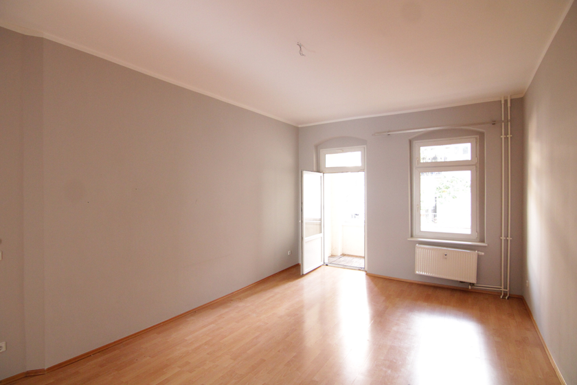 Wohnzimmer mit Balkon