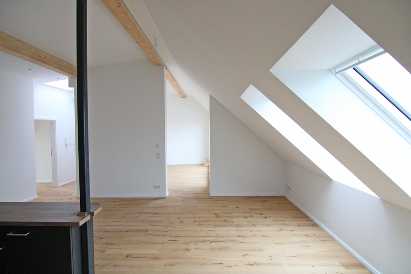 Wohnzimmer mit offener Küche