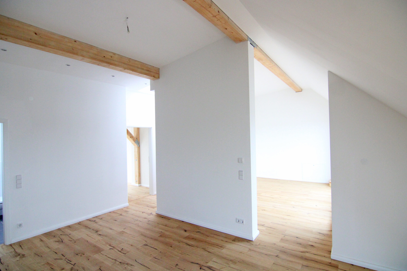 Wohnzimmer mit offener Küche