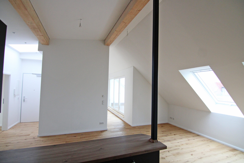 Wohnzimmer mit offener Küche