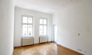 Stuck-Wohnzimmer mit Balkon