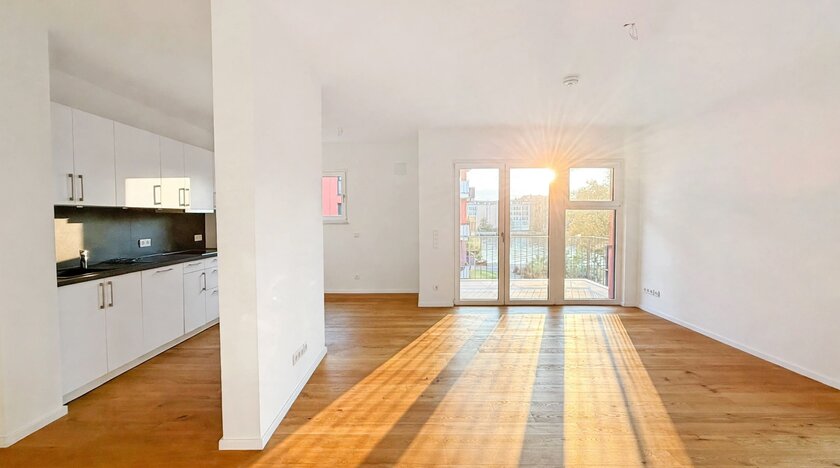 Wohnzimmer mit offener Küche