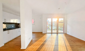 Wohnzimmer mit offener Küche
