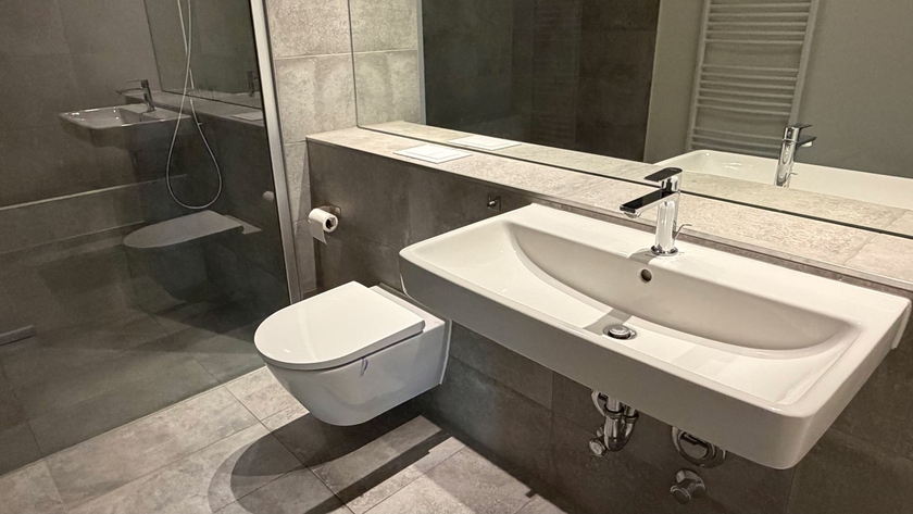 Schickes Bad mit großer Dusche