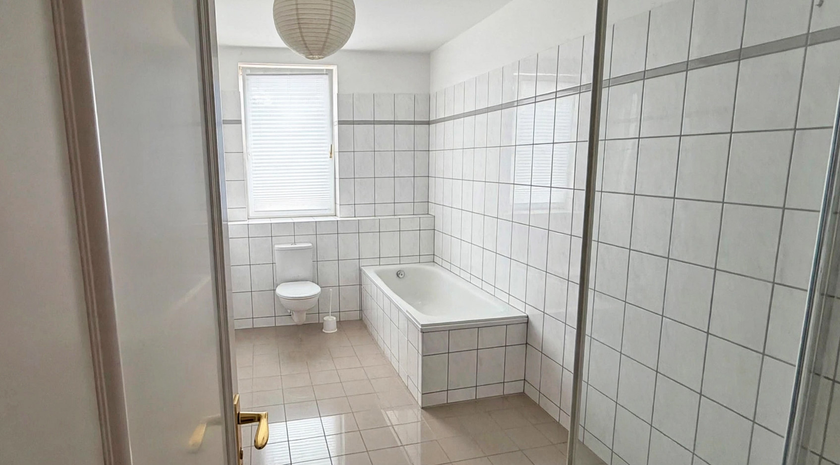 Tageslichtbad mit Wanne + Du