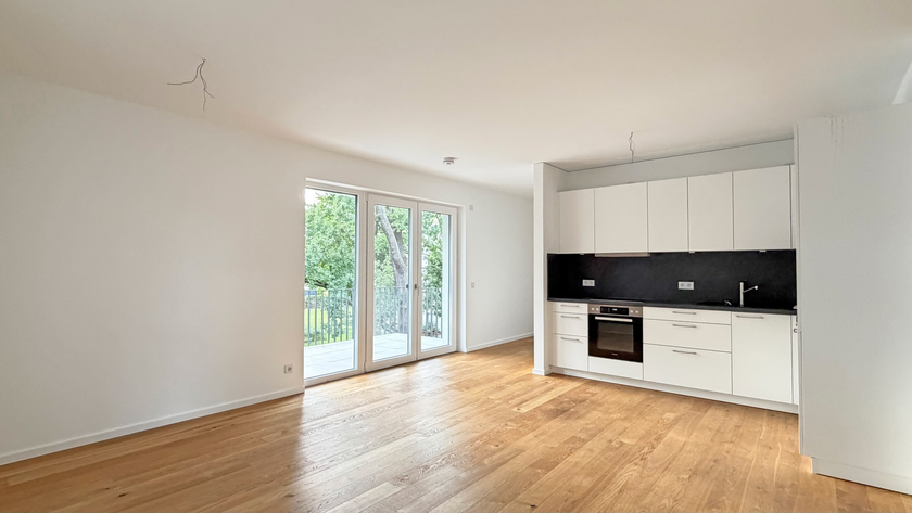 Großes Wohnzimmer mit EBK
