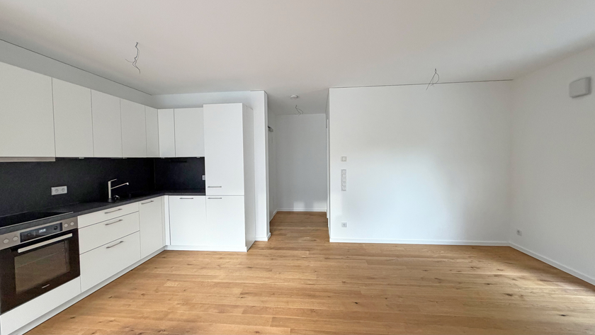 Großes Wohnzimmer mit EBK
