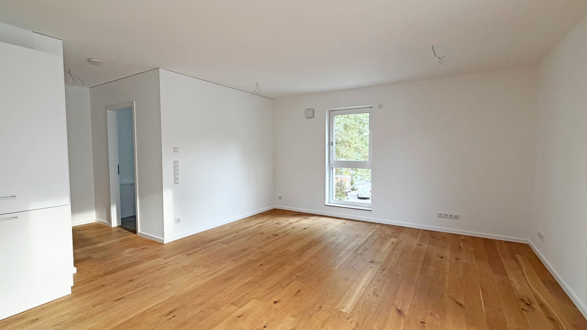 Großes Wohnzimmer mit EBK