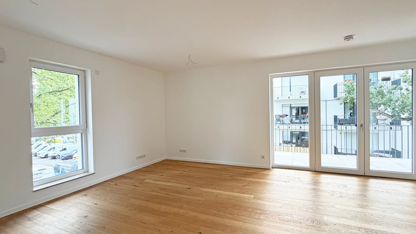 Großes Wohnzimmer mit EBK