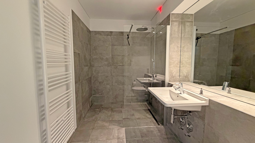 Elegantes Bad m. großer Dusche