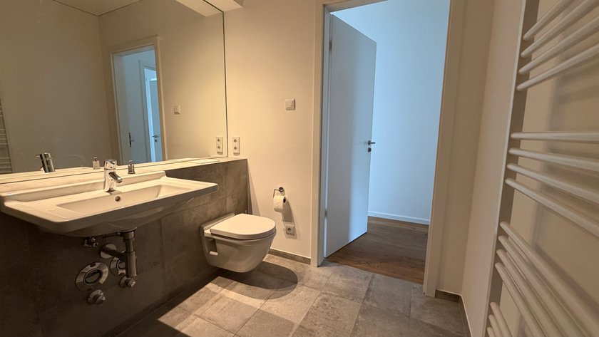 Elegantes Bad m. großer Dusche