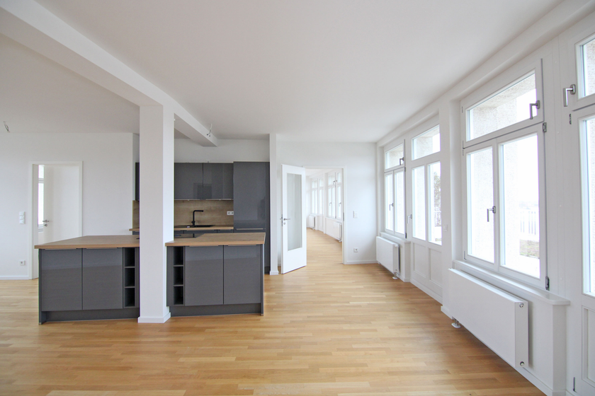 Wohnzimmer mit offener Küche