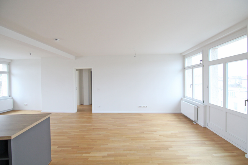 Wohnzimmer mit offener Küche
